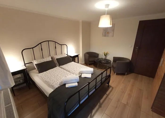 Dom Na Klonowym Wzgórzu 3*