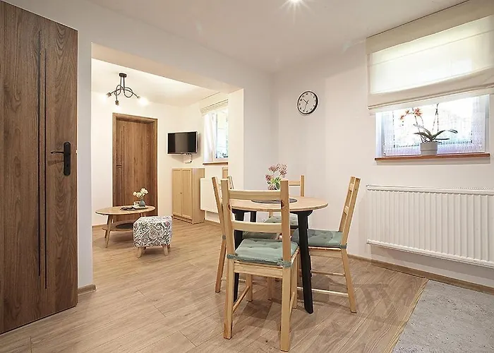 Dom Na Klonowym Wzgórzu 3*